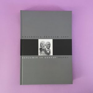 Siva knjiga v trdi vezavi z naslovom "Benjamin in Gustav Ipavec - Zbornik prispevkov simpozija" ima na naslovnici črno-bele fotografije dveh starejših moških na rožnatem ozadju.