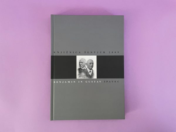 Siva knjiga v trdi vezavi z naslovom "Benjamin in Gustav Ipavec - Zbornik prispevkov simpozija" ima na naslovnici črno-bele fotografije dveh starejših moških na rožnatem ozadju.