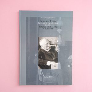 Benjamin Ipavec - Serenada za orkester na loka ima na naslovnici sepijsko fotografijo sedečega starejšega moškega na svetlo rožnatem ozadju.