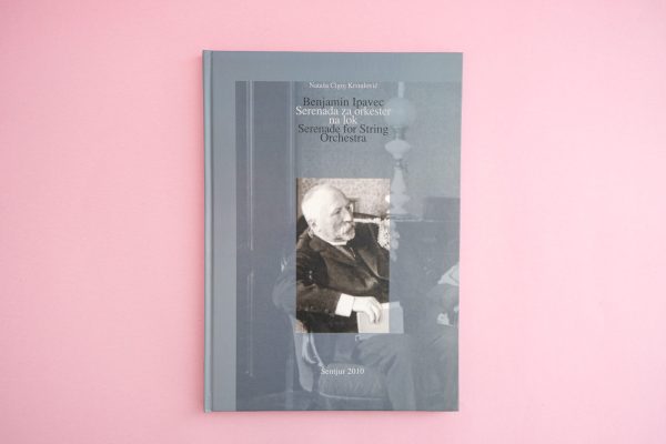 Benjamin Ipavec - Serenada za orkester na loka ima na naslovnici sepijsko fotografijo sedečega starejšega moškega na svetlo rožnatem ozadju.