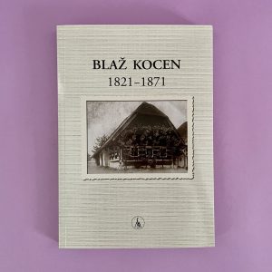 Knjiga "Blaž Kocen 1821-1871" ima na naslovnici črno-belo fotografijo tradicionalne hiše in je prikazana na vijoličnem ozadju.