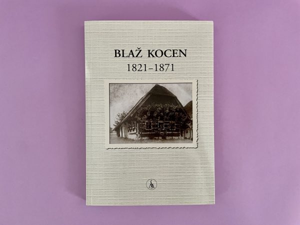 Knjiga "Blaž Kocen 1821-1871" ima na naslovnici črno-belo fotografijo tradicionalne hiše in je prikazana na vijoličnem ozadju.