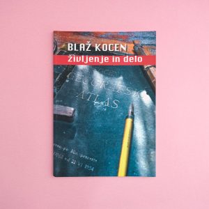 Knjiga "Blaž Kocen - Življenje in delo" ima naslovnico s svinčnikom in starim atlasom na rožnati podlagi.