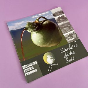 Kvadratna brošura za podjetje Etnološka zbirka Šmid ima veliko sliko zelene jedilnice z gorsko pokrajino, besedilo "Etnološka zbirka Šmid" in "Muzejska zbirka Planina" ter enobarvne fotografije na vijolični podlagi.