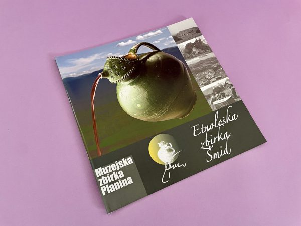 Kvadratna brošura za podjetje Etnološka zbirka Šmid ima veliko sliko zelene jedilnice z gorsko pokrajino, besedilo "Etnološka zbirka Šmid" in "Muzejska zbirka Planina" ter enobarvne fotografije na vijolični podlagi.