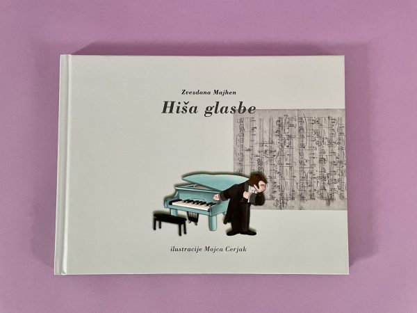 Knjiga "Hiša glasbe - O glasbenikih Ipavcih" leži na rožnati površini, na naslovnici pa je ilustracija moškega, ki se sklanja nad modrim klavirjem, v ozadju pa so notni zapisi.