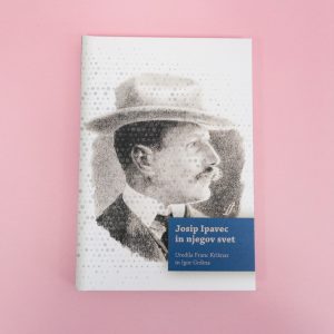 Knjiga "Josip Ipavec in njegov svet" ima na naslovnici črno-beli portret moškega v klobuku in obleki na rožnatem ozadju.