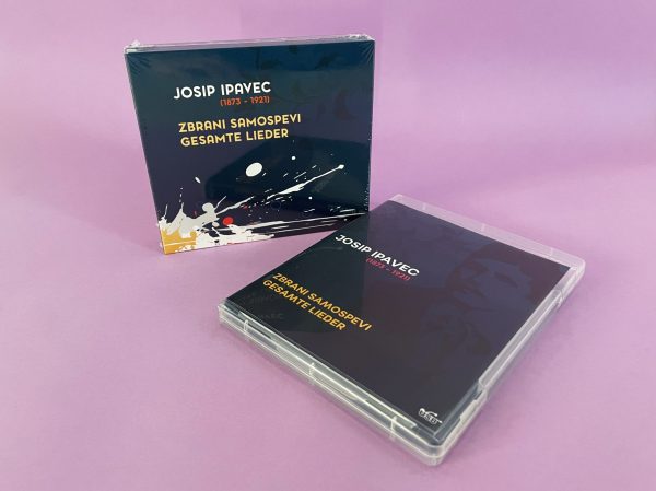 Na vijolični podlagi sta prikazana dva albuma Josip Ipavec, Zbrani samospevi - Gesamte Lieder CD, eden v etuiju, drugi pa zaprt v plastiki.