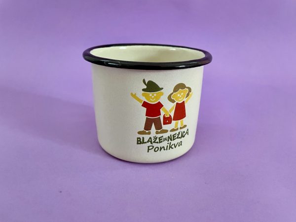 Lonček Blaže in Nežica je majhna bela emajlirana skodelica s črnim obodom, okrašena s karikaturami nasmejanega dečka in deklice v tradicionalnih oblačilih ter napisom "BLAŽE IN NEŽICA Ponikva" na vijolični podlagi.