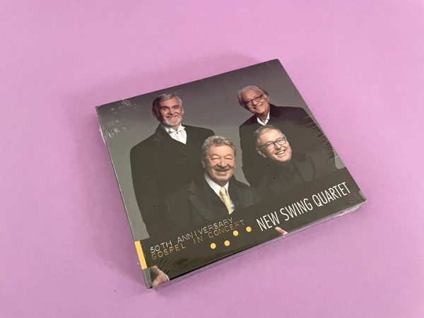 Na ohišju zgoščenke na rožnati površini so štirje nasmejani moški v oblekah. Besedilo na ovitku se glasi: "New Swing Quartet, 50. obletnica.