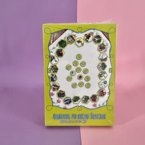 Živahna škatla za igro "Spomin - Naokrog po občini" ima belo in zeleno obliko, majhne šestkotne slike v krogu in naslov "MAORROG PO OBČINI ŠENTJUR" na dnu na rožnati in vijolični podlagi.