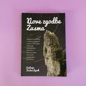 Knjiga Nove zgodbe Žusma ima naslovnico z visoko skalo pod nočnim nebom, polnim zvezdnih sledi, ki je postavljena na svetlo vijolično površino. Avtorica Andreja Kržan Lipnik je navedena na dnu naslovnice.