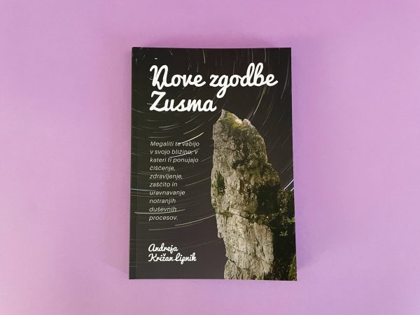 Knjiga Nove zgodbe Žusma ima naslovnico z visoko skalo pod nočnim nebom, polnim zvezdnih sledi, ki je postavljena na svetlo vijolično površino. Avtorica Andreja Kržan Lipnik je navedena na dnu naslovnice.