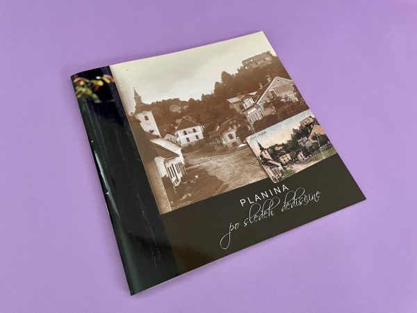 Knjižica z naslovom "Planina, po sledeh dediščine" z naslovnico s starinskimi fotografijami vasi na vijolični podlagi.