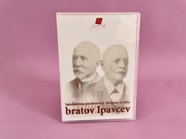 Ovitek DVD-ja "Interaktivna predstavitev življenja in dela bratov Ipavcev" je prikazan na rožnatem ozadju, na katerem sta upodobljena dva starejša moška z mucami, na ovitku pa je slovenski naslov.