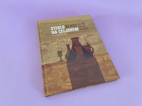 Na svetlo vijolični podlagi je prikazan izvod Stekla na Celjskem v trdi vezavi, na naslovnici pa so silhuete steklenih izdelkov in ilustracija pokrajine v barvi sepije.