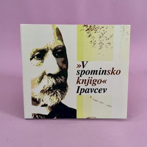 Na ovitku zgoščenke "V spominsko knjigo Ipavcev, zgoščenka" je na levi strani grafični portret bradatega moškega, na desni pa slovensko besedilo na svetlo vijolični podlagi.