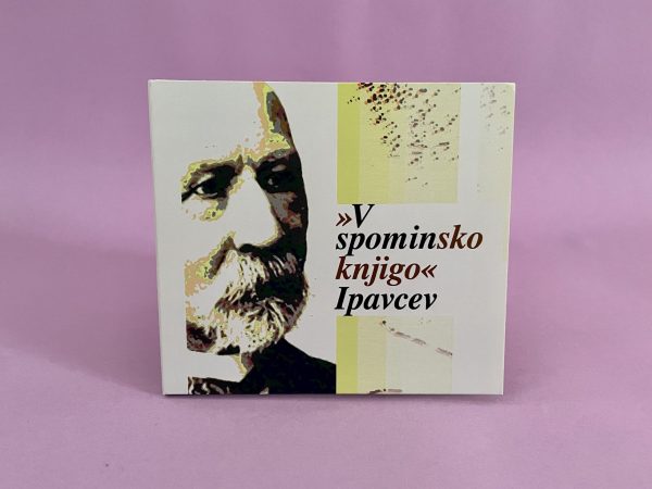 Na ovitku zgoščenke "V spominsko knjigo Ipavcev, zgoščenka" je na levi strani grafični portret bradatega moškega, na desni pa slovensko besedilo na svetlo vijolični podlagi.