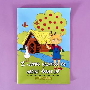 Na naslovnici knjige Z Jurko naokrog po občini Šentjur je risani deček, ki maha ob leseni hiši, jablani in beli goski, s slovenskim besedilom na zeleni podlagi.