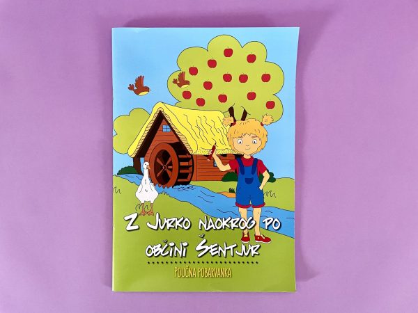 Na naslovnici knjige Z Jurko naokrog po občini Šentjur je risani deček, ki maha ob leseni hiši, jablani in beli goski, s slovenskim besedilom na zeleni podlagi.